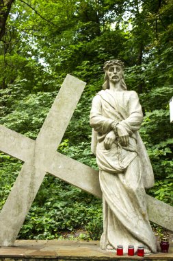 İsa Mesih haç altında