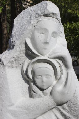 Mezarlık üzerinde Meryem Ana heykeli