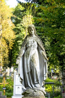 Mezarlık üzerinde Meryem Ana heykeli