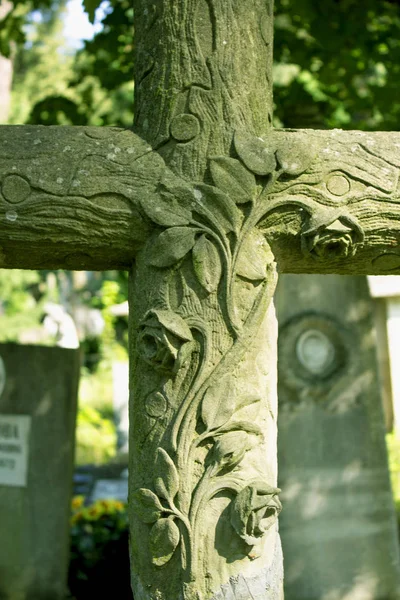 墓地上的老十字架 — 图库照片