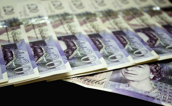 Английский фунт крупным планом
