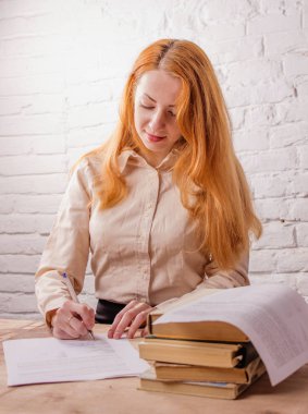 Kız sınava hazırlanıyor