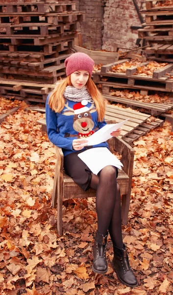 Jovem Estudante Prepara Para Exame Pátio Outono — Fotografia de Stock