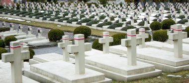 Mezarlıkta çapraz. Polonyalı asker mezar