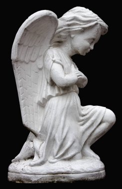 Dizlerinin üstünde dua küçük bir melek heykeli