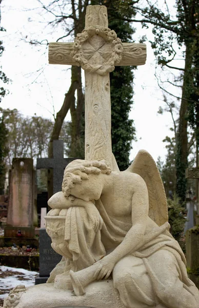 十字架下的疲惫天使 概念痛苦和苦难 — 图库照片