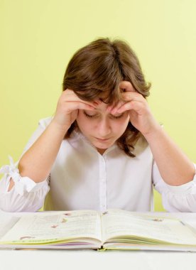 Kız kitap dikkatle okur. Okul eğitimi kavramı