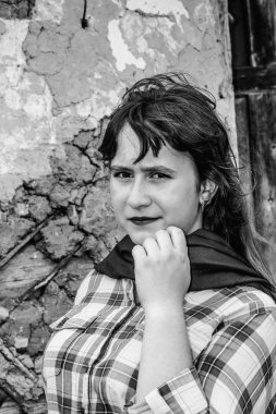 Eski bir evin arka planda genç güzel kız. Yaz tatili konsepti