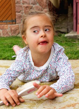 Down Sendromlu kız. Rekreasyon ve tıp konsepti