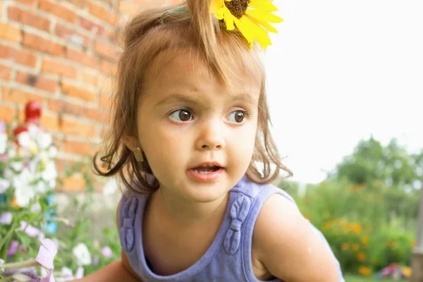 Niña Pueblo Concepto Vacaciones — Foto de Stock