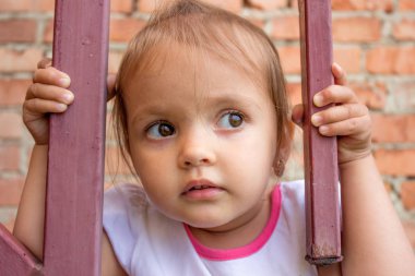 Eski duvar arka plan üzerinde küçük kız