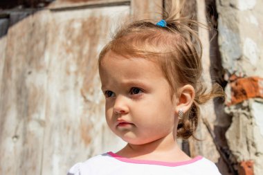 Eski kapı arka planda küçük kız