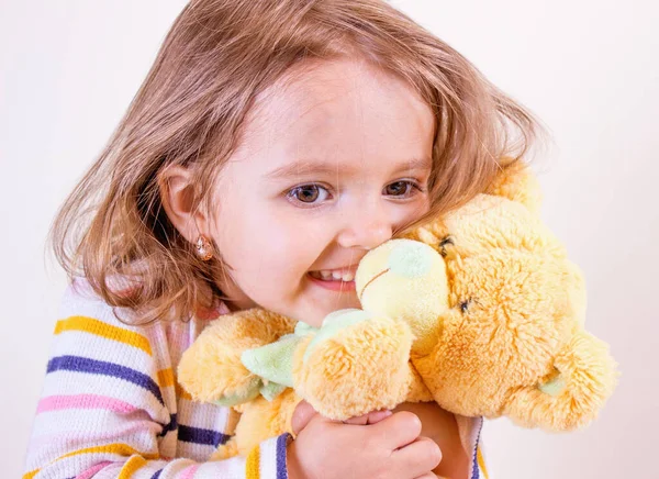 Pequeña Chica Hermosa Oso Peluche — Foto de Stock