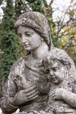 Bakire Meryem İsa 'yı kollarında tutuyor.