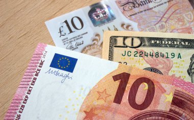 On Amerikan doları ve yakın plan İngiliz sterlini.