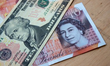 On Amerikan doları ve yakın plan İngiliz sterlini.