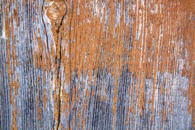 Kahverengi boya kalıntılarıyla eski bir çit.