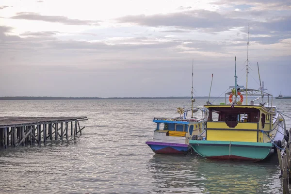 Balıkçı tekneleri ve İskele limanı yatay olarak