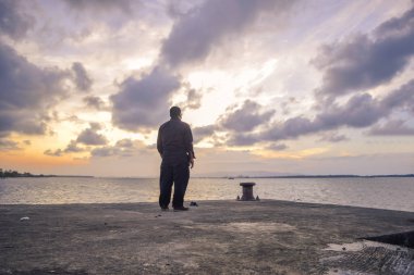 sunset park açık plajda adam silüeti 