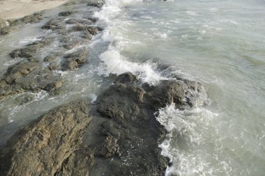 Dalgalar çökmesini ateş plaj portre buzlu