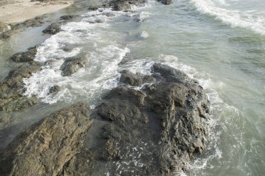 Dalgalar çökmesini ateş plaj portre buzlu