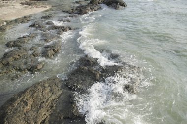 Dalgalar çökmesini ateş plaj portre buzlu