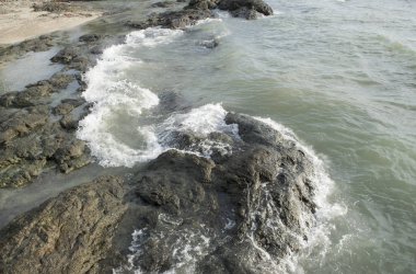 Dalgalar çökmesini ateş plaj portre buzlu