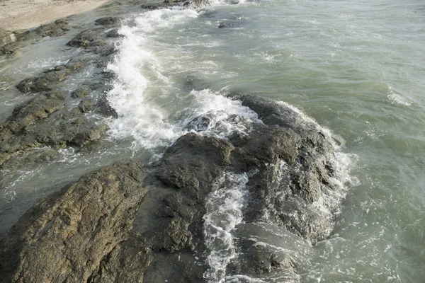 Dalgalar çökmesini ateş plaj portre buzlu