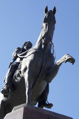 Bronz atlı bir atın üstünde. Novocherkassk, Platov Caddesi