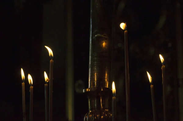 Kerk aangestoken kaarsen op een oude gouden schijf — Stockfoto