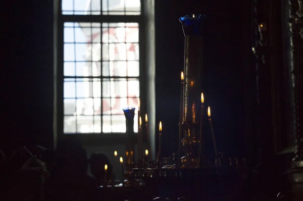 Церковь зажгла свечи на старом золотом диске — стоковое фото