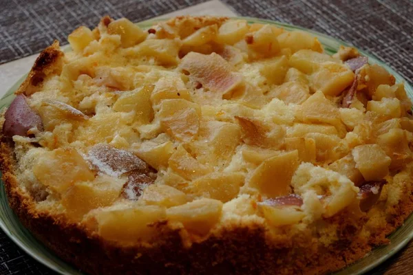 Kruimelig appeltaart met gebakken appel plakjes en bestrooid met poedersuiker — Stockfoto