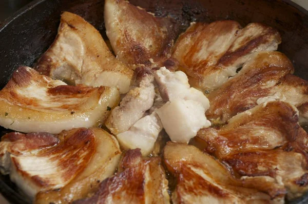 Жирное мясо с ребрышками, обжаренное в чугунной сковороде — стоковое фото