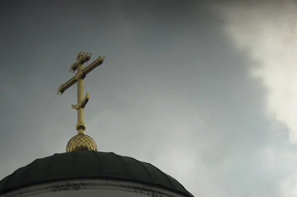 Es una cruz ortodoxa en la cúpula de la iglesia —  Fotos de Stock