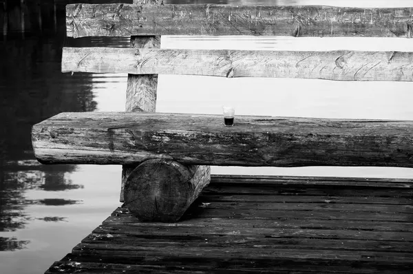 Holzbank auf der Seebrücke — Stockfoto