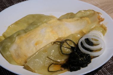 Yosun ve krem şanti ile haşlanmış lahana yaprak tabak