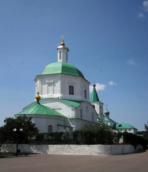 Δίπλα στη μεγάλη πλατεία είναι μια άσπρη εκκλησία με πράσινο θόλους — Φωτογραφία Αρχείου