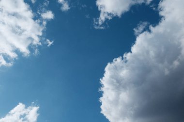 Mavi gökyüzünde büyük beyaz bulutlar