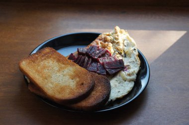 Sebze ve omlet ile ekmek tost