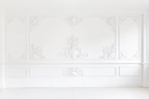 Beautiful ornate white decorative plaster mouldings in studio. The white wall is decorated with exquisite elements of plaster stucco — Stock Photo, Image