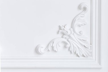 Süslü beyaz süslemeli alçı pervazlar stüdyoda.