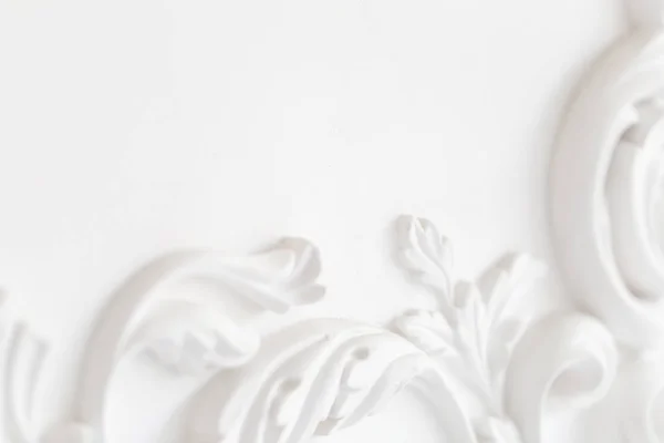 Piękne ozdobne białe ozdobne listwy gipsowe w studio — Zdjęcie stockowe