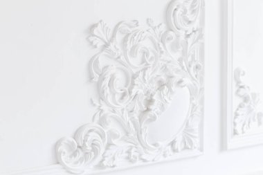 Süslü beyaz süslemeli alçı pervazlar stüdyoda.