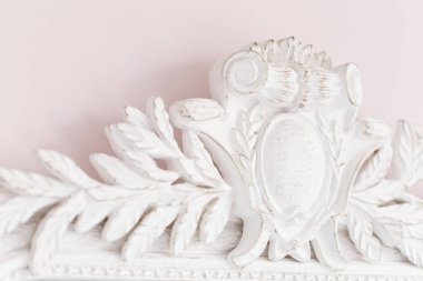 Dekoratif süslemeleri olan eski bir aynanın yakın çekimi