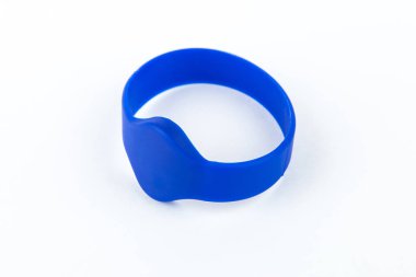 Beyaz arkaplandaki bellek anahtarı ve okuyucuya dokun