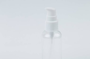 Boş Temiz Şişe beyaz arkaplanda izole edildi. Kozmetik. Spa