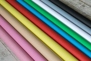 Bir fotoğraf stüdyosu için renkli kağıt arka planlar. Yeni kağıt arkaplan.