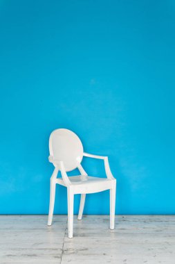 Fotoğraf stüdyosunun çalışma alanı mavi bir arka plan ve sandalye..