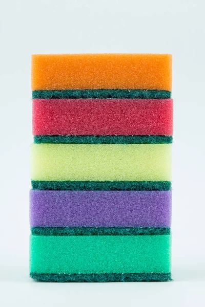 Éponges multicolores pour laver la vaisselle sur fond blanc isolé . — Photo