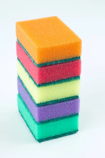Разноцветные губки для мытья посуды на белом изолированном фоне. Селективный фокус . — стоковое фото